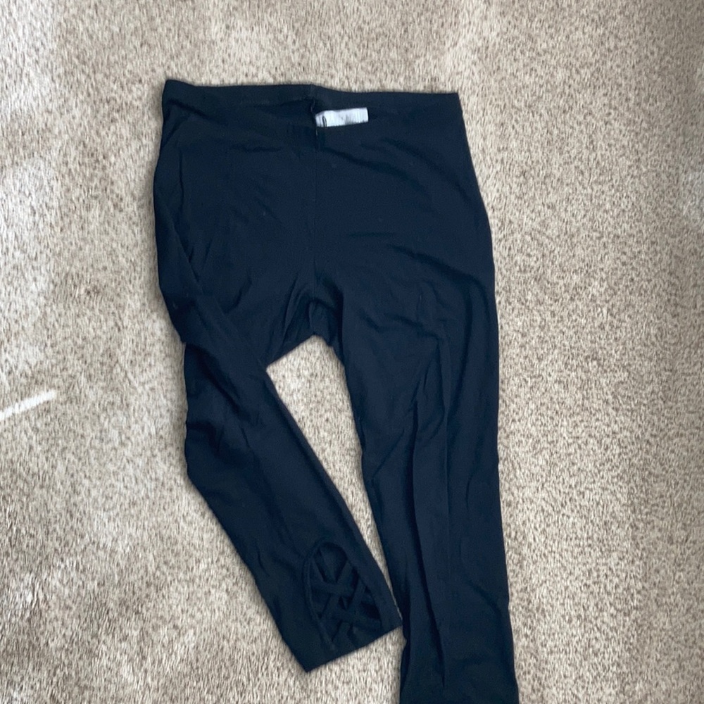 Black Old Navy leggings capris with lacing in back Old Navy active wear medium
